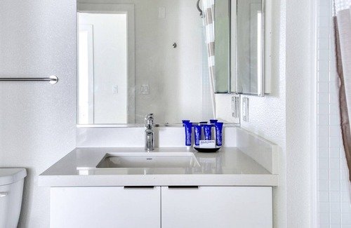 Downtown Berkeley Apartment | Sunny Berkeley 1BR w/ W/D & Coworking, walkable to BART, by Blueground