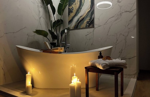 Krizna luka Bed & Breakfast | Sunny BnB with Bathtub + Breakfast Included