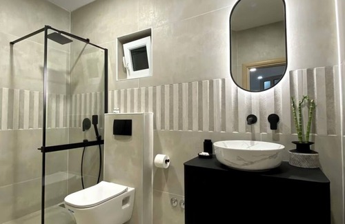Krizna luka Bed & Breakfast | Sunny BnB with Bathtub + Breakfast Included