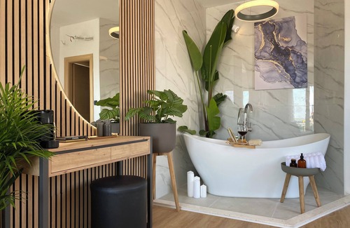 Krizna luka Bed & Breakfast | Sunny BnB with Bathtub + Breakfast Included