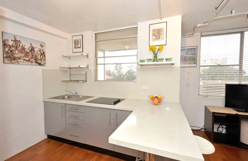 Bondi Apartment | Sunny Bondi Studio with Garage, Balcony and Pool
