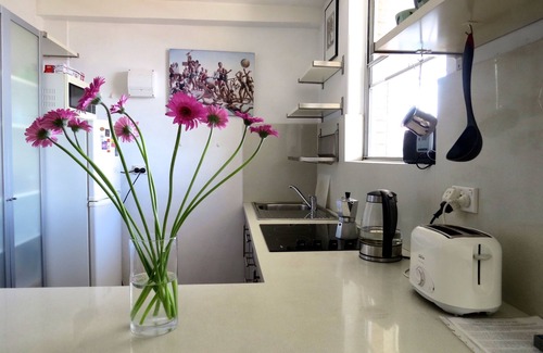Bondi Apartment | Sunny Bondi Studio with Garage, Balcony and Pool