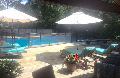 Lion Head Beach House | Sunny, bright, fully renovated, walk to private bay beach, East Hampton Springs.