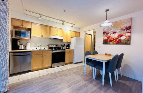 Cougar Creek Condo | SUNNY BRIGHT King Bed Suite |Full Kitchen| A/C |Free Parking| Balcony| BBQ| Gym