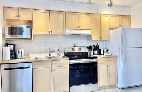 Cougar Creek Condo | SUNNY BRIGHT King Bed Suite |Full Kitchen| A/C |Free Parking| Balcony| BBQ| Gym