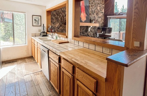 Incline Village House | Sunny Cabin with Lake View Deck and Fast Wifi