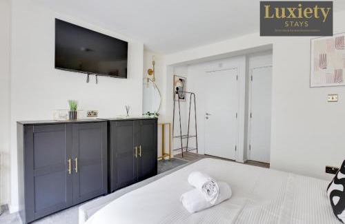 Southend-on-Sea Apartment | Sunny & Charming Studio City Centre Nr High Street by Luxiety Stays