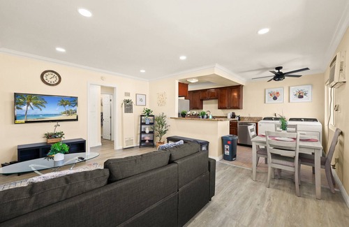 Alhambra Apartment | Sunny & Cheerful Near I-10 ~ Queen Beds ~ Parking!