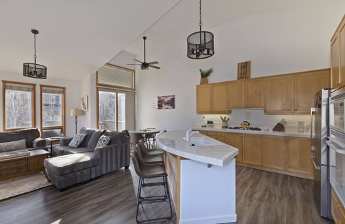 Mammoth Lakes House | Sunny Comfort in Snowcreek V Resort