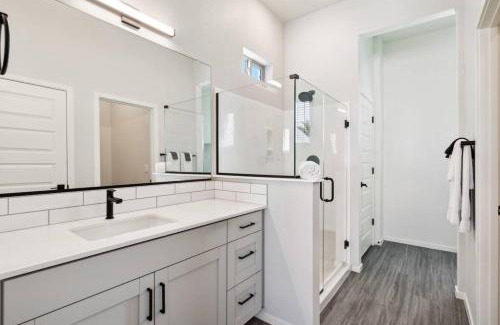 Casa Grande Apartment | Sunny Contemporary Home in Casa Grande with Pool,BBQ