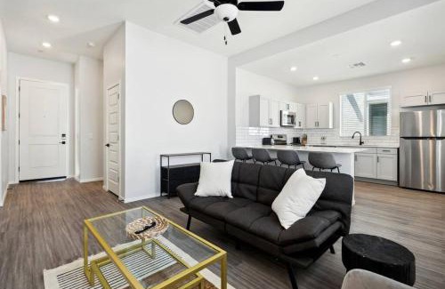 Casa Grande Apartment | Sunny Contemporary Home in Casa Grande with Pool,BBQ