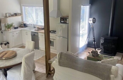 Leura House | Sunny Corner - Romantic Split Level Cottage