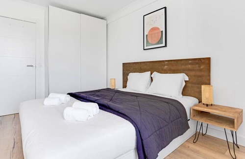 Costa de Caparica Apartment | Sunny Costa Apt | 1 min walk to the Ocean!
