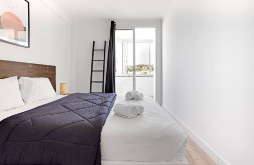 Costa de Caparica Apartment | Sunny Costa Apt | 1 min walk to the Ocean!