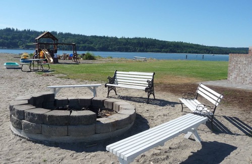 Clinton Cottage | Sunny Cottage with great water view - Lots of Great Amenities - Hot Tub