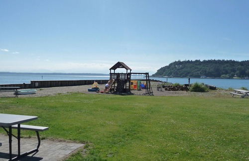 Clinton Cottage | Sunny Cottage with great water view - Lots of Great Amenities - Hot Tub