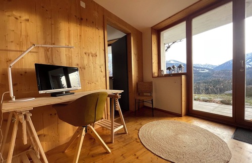 Trin Apartment | Sunny & cozy apartment with mountain view, very private, free parking, public transport