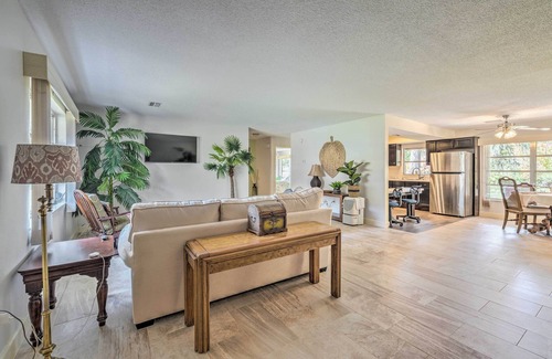 Crystal River House | Sunny Crystal River Home w/Screened-In Porch