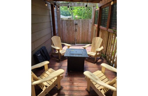 Kingsville House | Sunny Days Estate ✦ Large Saltwater Pool ✦ Hot Tub