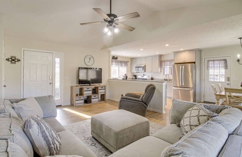 Moneta House | "Sunny Days"-Relaxation for All! Wifi-4 HDTVs-Open/Cov Dock-Game Rm-Linens Incl