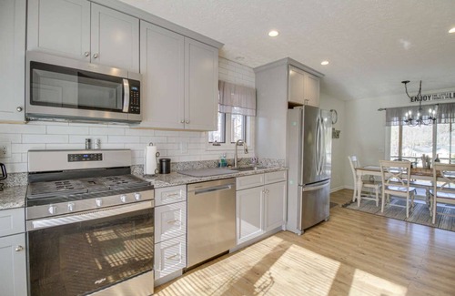 Moneta House | "Sunny Days"-Relaxation for All! Wifi-4 HDTVs-Open/Cov Dock-Game Rm-Linens Incl