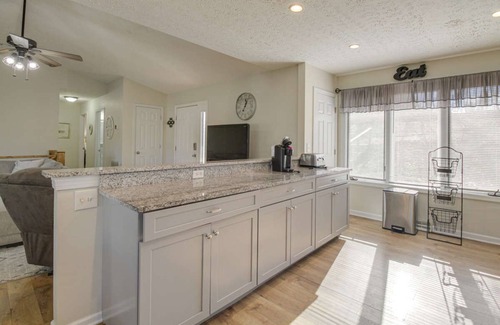 Moneta House | "Sunny Days"-Relaxation for All! Wifi-4 HDTVs-Open/Cov Dock-Game Rm-Linens Incl
