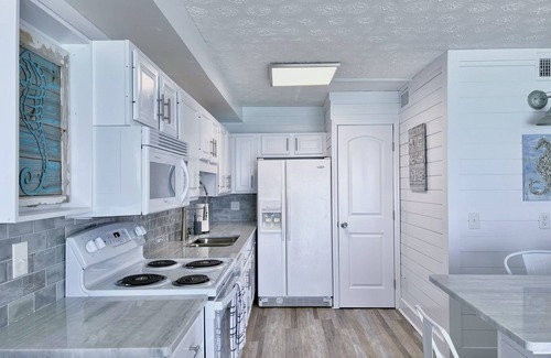 Thomas Drive Condo | 'Sunny Daze' Beachfront Condo, beach service, Amazing Remodel, Sleeps 6, Pool