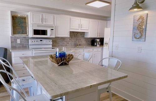 Thomas Drive Condo | 'Sunny Daze' Beachfront Condo, beach service, Amazing Remodel, Sleeps 6, Pool