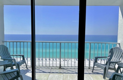Thomas Drive Condo | 'Sunny Daze' Beachfront Condo, beach service, Amazing Remodel, Sleeps 6, Pool
