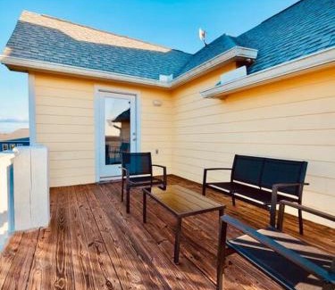 Port Bolivar House | Sunny Delight - Sleeps 10 - Generous Space!