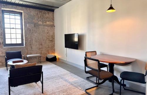 Westown Apartment | Sunny Double Queen 1BR Apartment Walking Distance to Fiserv