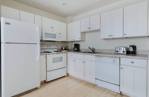 Theatre District Apartment | Sunny Downtown 2BR, A/C & Elevator, by Blueground