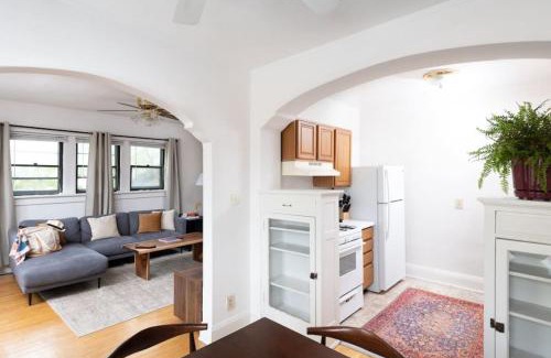 Milwaukee Apartment | Sunny East Side Vintage 2BR Apartment