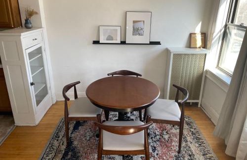 Milwaukee Apartment | Sunny East Side Vintage 2BR Apartment