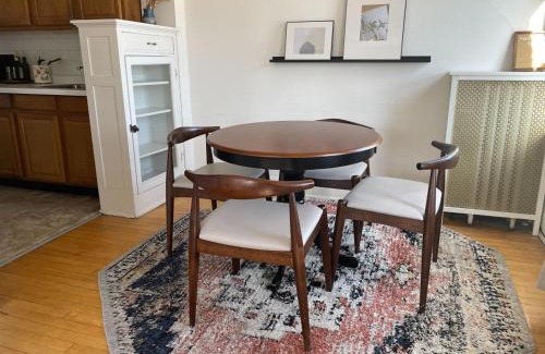 Milwaukee Apartment | Sunny East Side Vintage 2BR Apartment