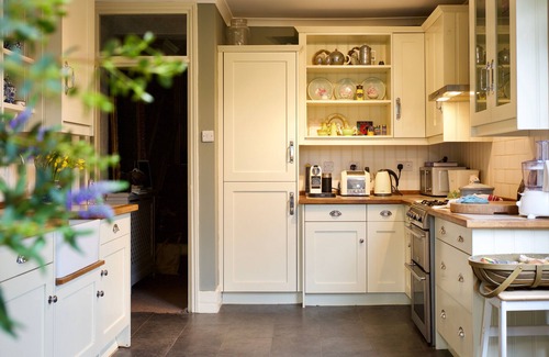 Haringey Apartment | Sunny Edwardian garden flat with large summer house in leafy north london