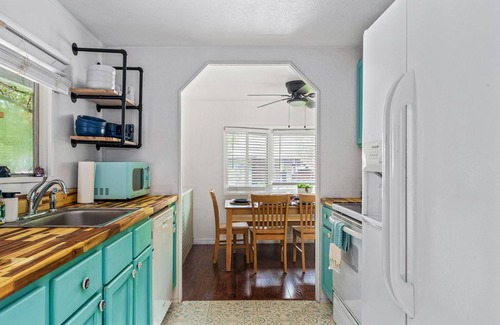 Weeki Wachee Gardens House | Sunny Fall Getaway: Waterfront Springs Retreat with Kayaks/Fire Pit/Huge Yard
