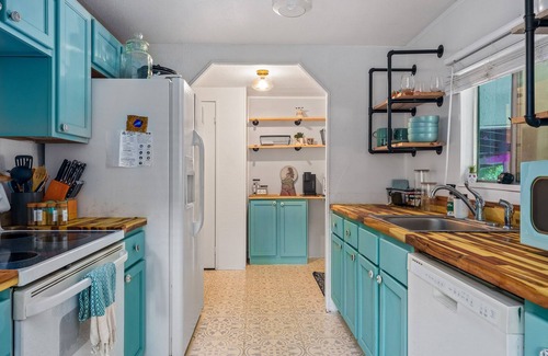 Weeki Wachee Gardens House | Sunny Fall Getaway: Waterfront Springs Retreat with Kayaks/Fire Pit/Huge Yard
