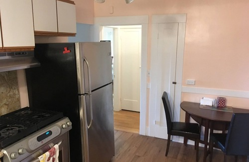 Lakeshore Apartment | Sunny Family Friendly 2 Bd1 Ba Sleeps 6, Safe, Fun & Walkable Grand Lake Oakland