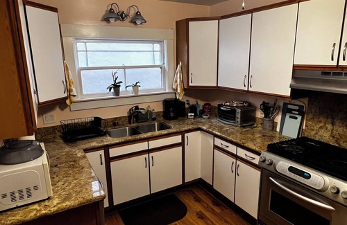 Lakeshore Apartment | Sunny Family Friendly 2 Bd1 Ba Sleeps 6, Safe, Fun & Walkable Grand Lake Oakland