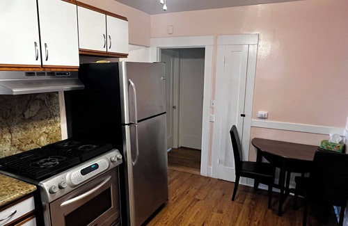 Lakeshore Apartment | Sunny Family Friendly 2 Bd1 Ba Sleeps 6, Safe, Fun & Walkable Grand Lake Oakland