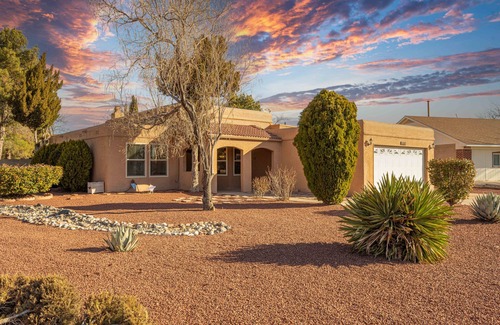 Taylor Ranch House | Sunny, functional, Central NW -Super Clean