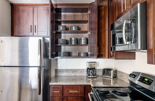 Atwater Village Apartment | Sunny Glendale 1BR w/Gym, Pool, walkable location, by Blueground