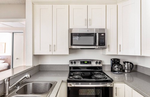Atwater Village Apartment | Sunny Glendale 1BR w/Gym, Pool, Lounge, walkable location, by Blueground
