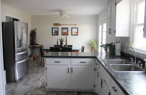 Cadiz House | Sunny home across from Lake Barkley, fenced yard patio w/grill convenient to LBL
