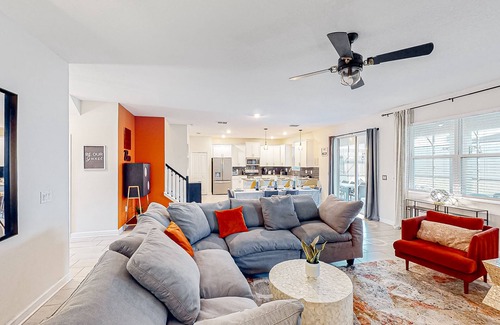 Kissimmee House | Sunny home with a pool, game room & six bedrooms