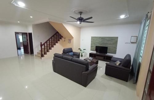 Taman Charming House | Sunny Homestay Kuching - LANDED 14 PAX