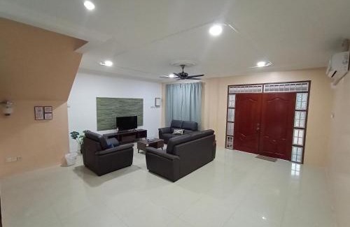 Taman Charming House | Sunny Homestay Kuching - LANDED 14 PAX