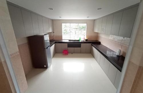 Taman Charming House | Sunny Homestay Kuching - LANDED 14 PAX
