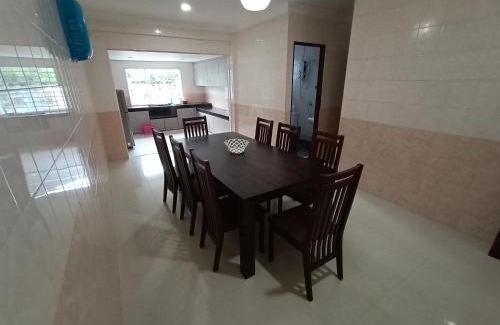 Taman Charming House | Sunny Homestay Kuching - LANDED 14 PAX